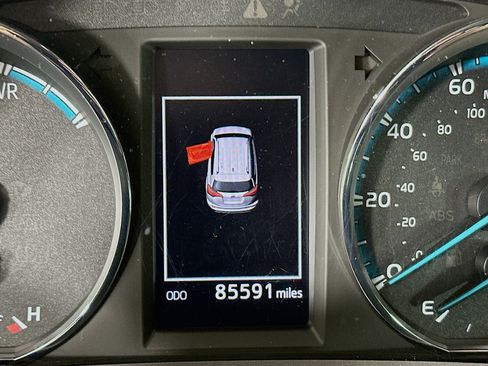 Used 2018 Toyota RAV4 LE image 18