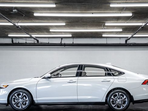 Used 2023 Honda Accord EX image 2