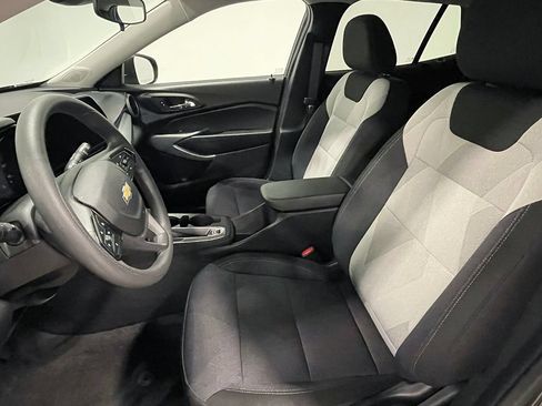 Used 2024 Chevrolet Trax LS w/ LS Convenience Package FWD image 3