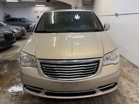 Used 2015 Chrysler Town & Country Touring-L w/ Driver Convenience Group image 3
