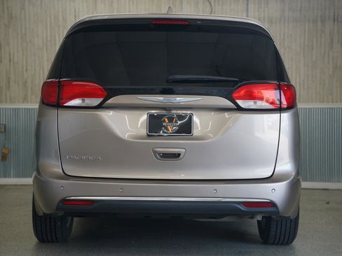 Used 2018 Chrysler Pacifica Touring Plus w/ Tire & Wheel Group FWD image 9