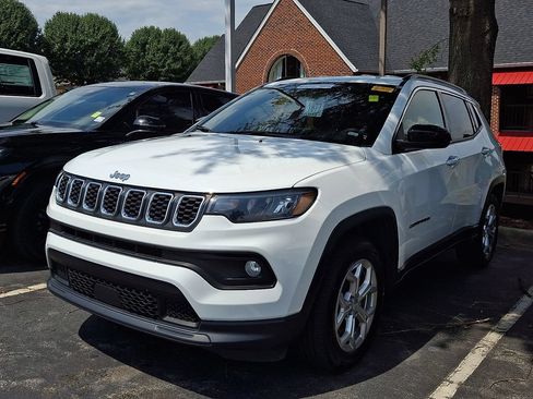 Used 2024 Jeep Compass Latitude AWD/4WD image 1