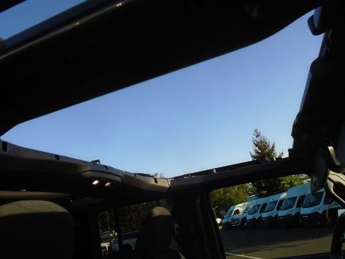 Certified 2024 Jeep Gladiator Mojave w/ Technology Group image 16