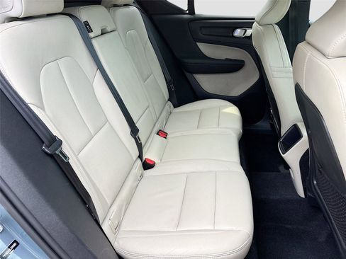Used 2020 Volvo XC40 T5 Momentum w/ Protection Package Premier image 28