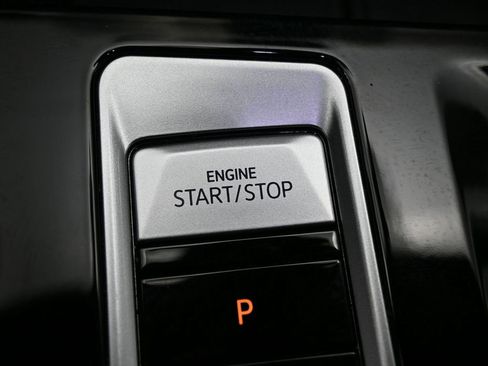 Used 2024 Volkswagen Atlas SE w/ Black Wheel Package image 18