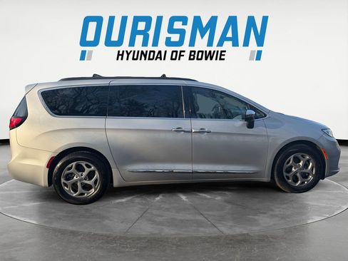 Used 2023 Chrysler Pacifica Limited image 7