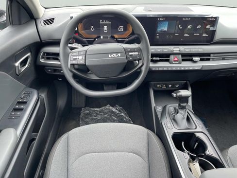 New 2025 Kia K4 LX image 13