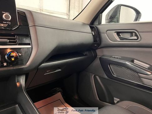 Used 2025 Nissan Pathfinder SV FWD image 40