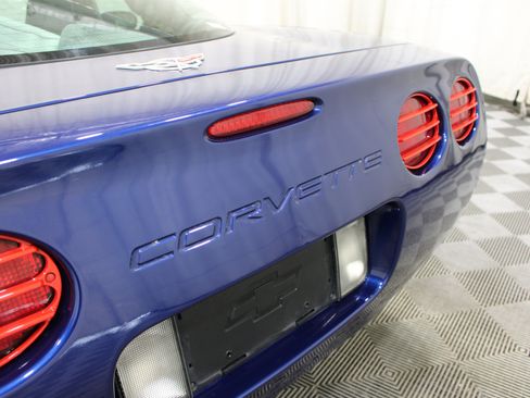 Used 2004 Chevrolet Corvette Coupe w/ Preferred Equipment Group RWD image 17