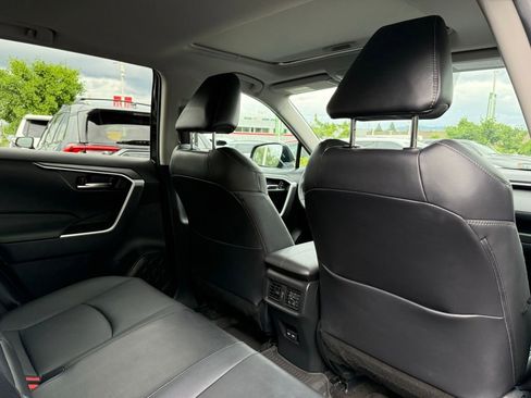 Used 2022 Toyota RAV4 XLE Premium AWD/4WD image 17