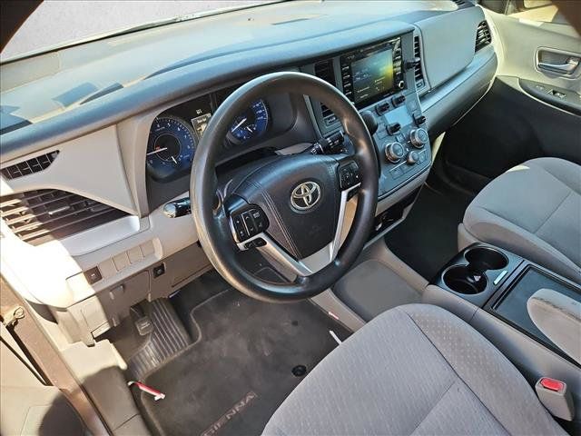 Used 2019 Toyota Sienna LE w/ Carpet Mat Package FWD image 12