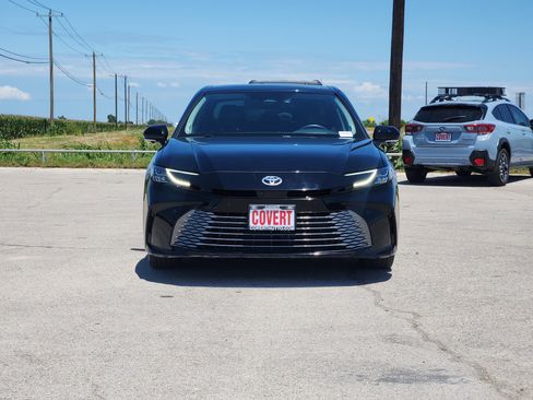 Used 2025 Toyota Camry XLE w/ Premium Plus Package FWD image 2