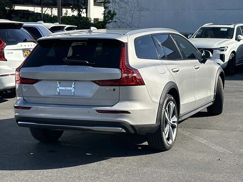 Certified 2025 Volvo V60 B5 Cross Country Plus image 5