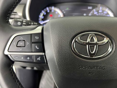 Used 2024 Toyota Highlander XLE image 9