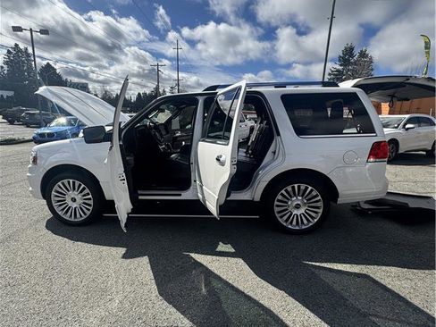 Used 2015 Lincoln Navigator 4WD image 10