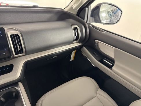 New 2025 Ford Expedition Active image 12