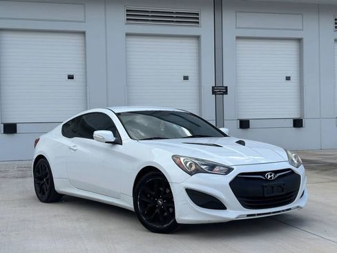 Used 2015 Hyundai Genesis 3.8 image 2