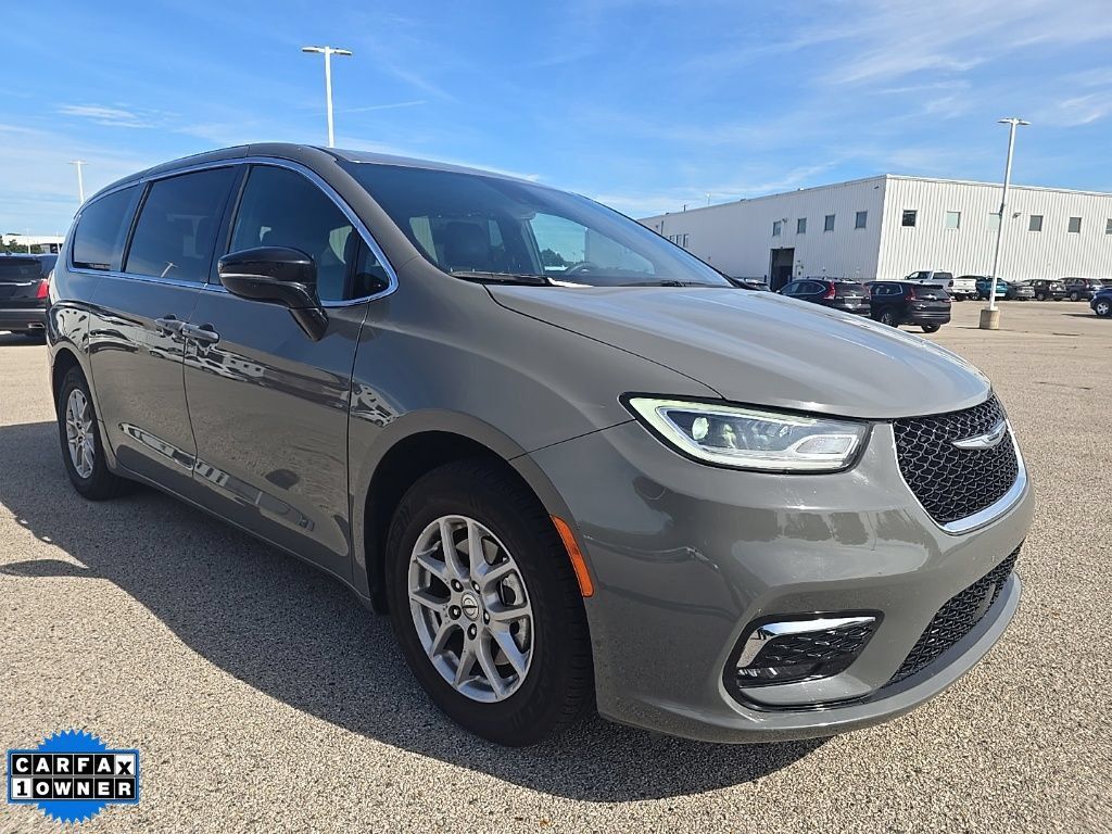 Used 2025 Chrysler Pacifica Select FWD image 2