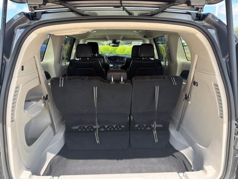 Used 2023 Chrysler Pacifica Touring-L FWD image 13
