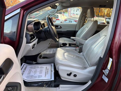 Used 2017 Chrysler Pacifica Touring-L w/ Tire & Wheel Group image 9