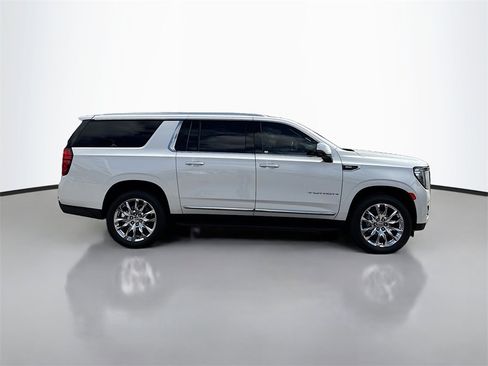 Used 2024 GMC Yukon XL SLT w/ SLT Luxury Package image 8