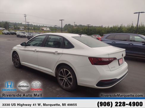 Used 2024 Volkswagen Jetta Sport image 6