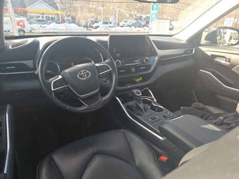 Used 2023 Toyota Highlander XLE image 2