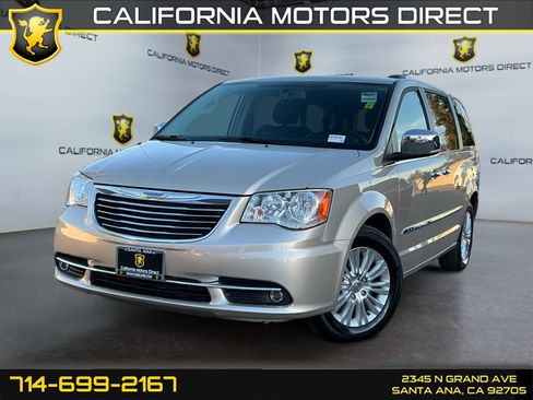 Used 2016 Chrysler Town & Country Limited image 1