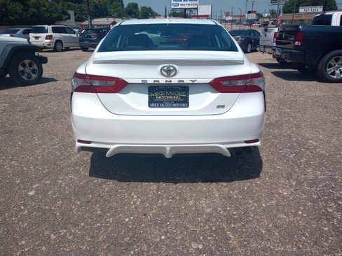 Used 2019 Toyota Camry SE FWD image 6