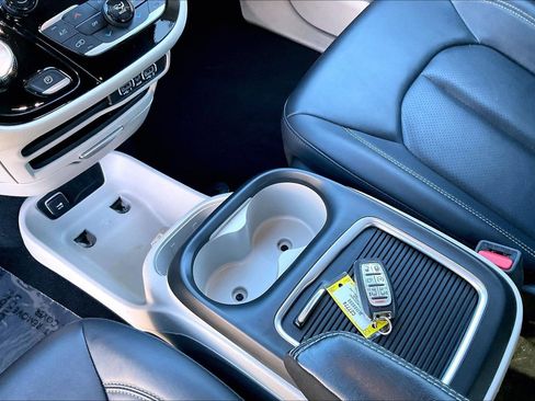 Used 2024 Chrysler Pacifica Touring-L image 15
