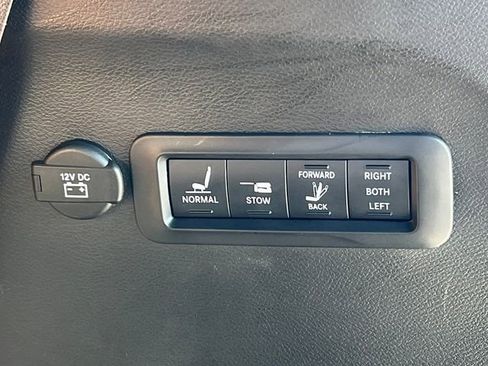 Used 2023 Chrysler Pacifica Pinnacle FWD image 42