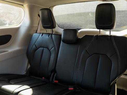 Used 2024 Chrysler Pacifica Touring-L image 24