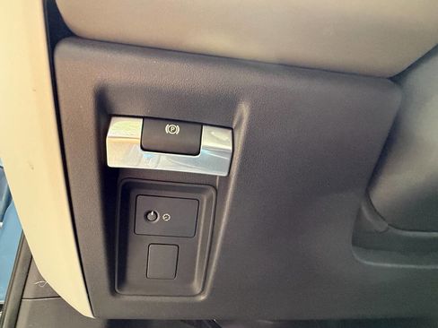 Used 2020 Land Rover Defender 110 SE image 24