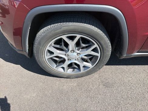 Used 2019 Jeep Grand Cherokee Limited AWD/4WD image 4