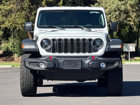 Used 2025 Jeep Wrangler Unlimited Rubicon AWD/4WD image 9