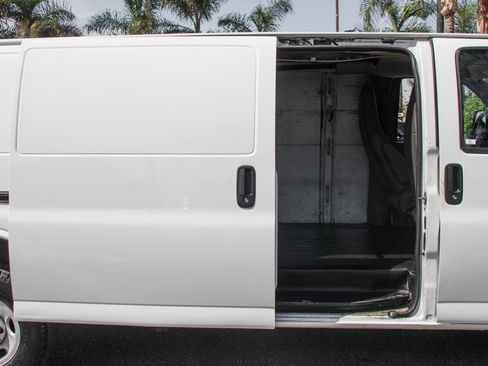 Used 2017 Chevrolet Express 2500 Extended image 12
