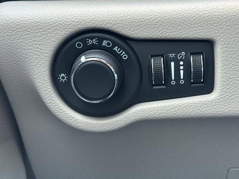 Used 2024 Chrysler Voyager LX image 31