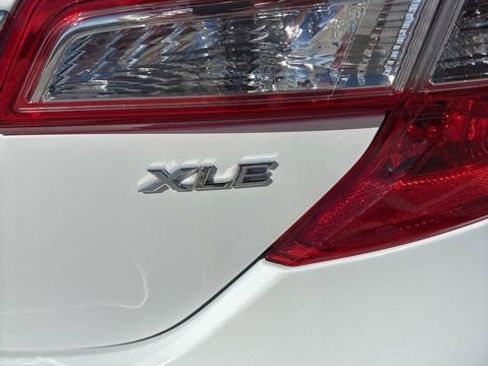 Used 2012 Toyota Camry XLE w/ Convenience Pkg image 3