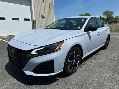 Used 2023 Nissan Altima 2.5 SR FWD image 10