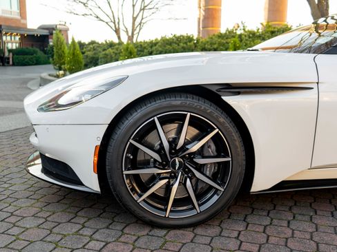 Used 2019 Aston Martin DB11 Coupe image 4