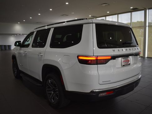 Used 2022 Jeep Wagoneer Series III AWD/4WD image 5