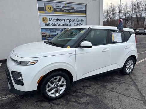Certified 2022 Kia Soul S image 1