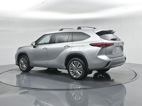 Used 2022 Toyota Highlander Platinum image 6