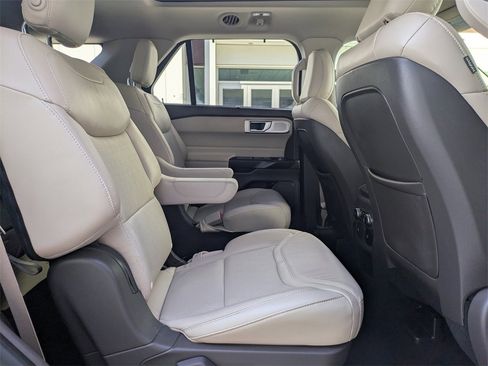 Used 2020 Ford Explorer Platinum w/ Premium Technology Package image 16