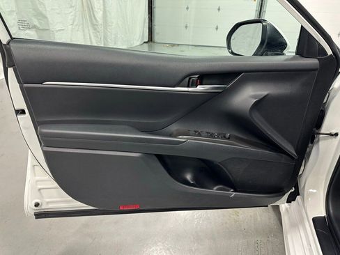 Used 2022 Toyota Camry SE image 9