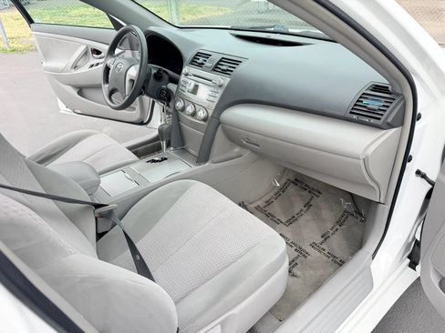 Used 2011 Toyota Camry LE FWD image 11