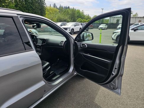 Used 2020 Jeep Grand Cherokee Altitude AWD/4WD image 28