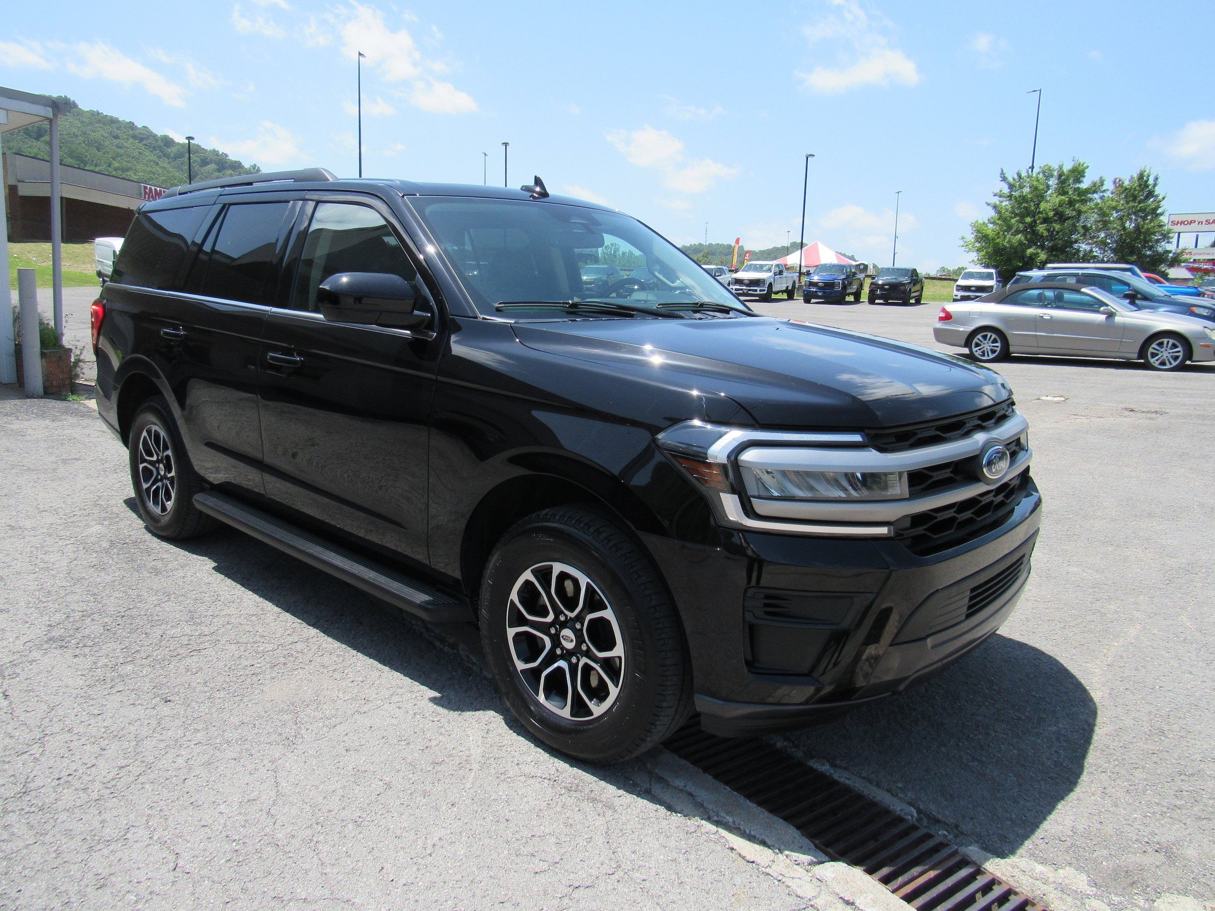 Used 2024 Ford Expedition XLT AWD/4WD image 4