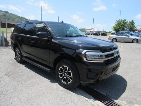 Used 2024 Ford Expedition XLT AWD/4WD image 4