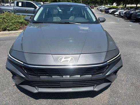 Used 2025 Hyundai Elantra Limited FWD image 3